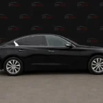 Infiniti Q50 2017 чорний вид збоку для оренди