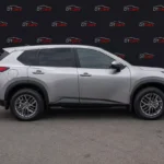 Оренда сірого Nissan Rogue 2023 вигляд спереду