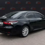 Оренда чорного Toyota Camry 2023 вигляд спереду