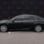 Toyota Camry 2023 чорний вид збоку для оренди