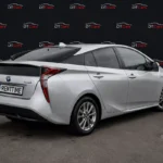 Toyota Prius 2017 сірий вид збоку для оренди