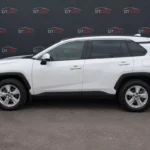 Toyota RAV4 2020 білий вид збоку для оренди