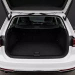 Volkswagen Golf 2019 білий автомобіль для оренди